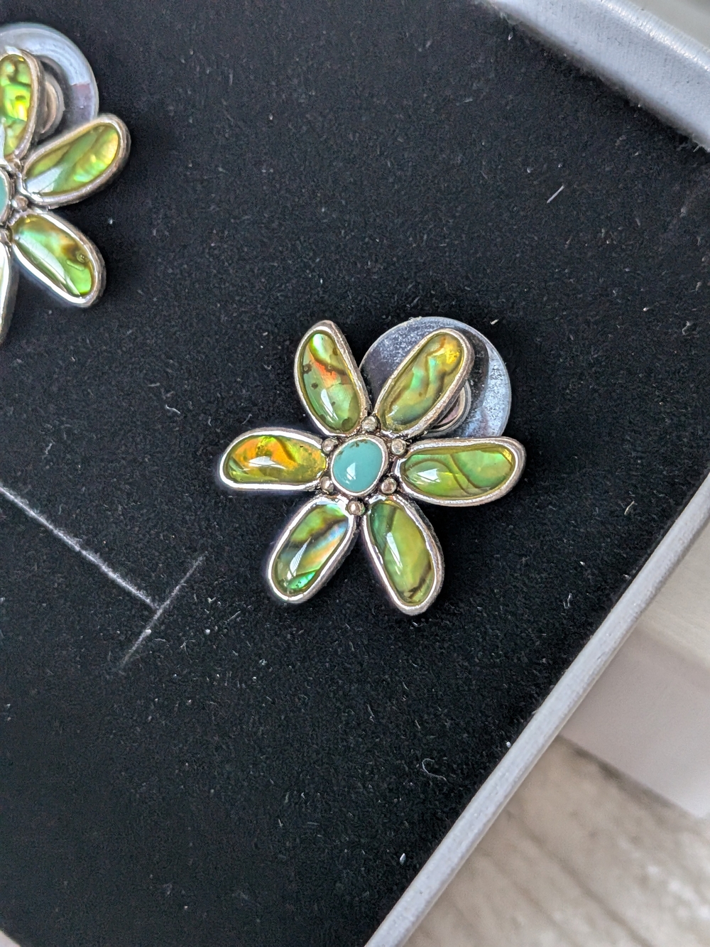 Green Flower Petal Stud Earrings Very Pretty In Person W Gift Box - Picture 7 of 8